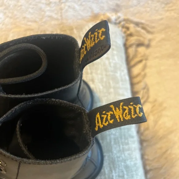 Dr. Martens Luana Boots Womens Size 7 L Black Leather Combat Air Wair Lace Up - Picture 2 of 7
